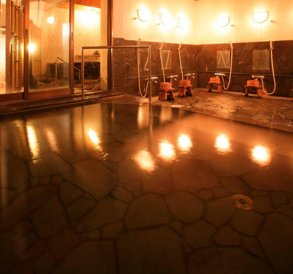 - une piscine vide avec des lumières au sol dans l'établissement Kaichoen, à Yonago