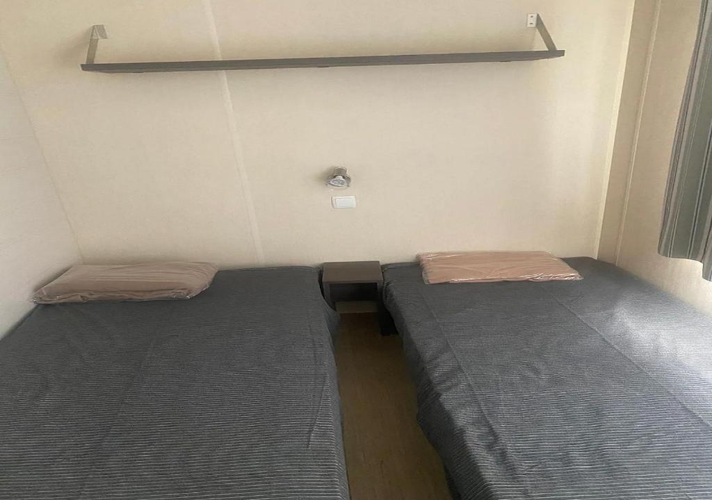 Cette petite chambre comprend 2 lits. dans l'établissement La Roque d'Anthéron - Mobile-home - 6 pers - 3 ch - Piscine, à La Roque-dʼAnthéron