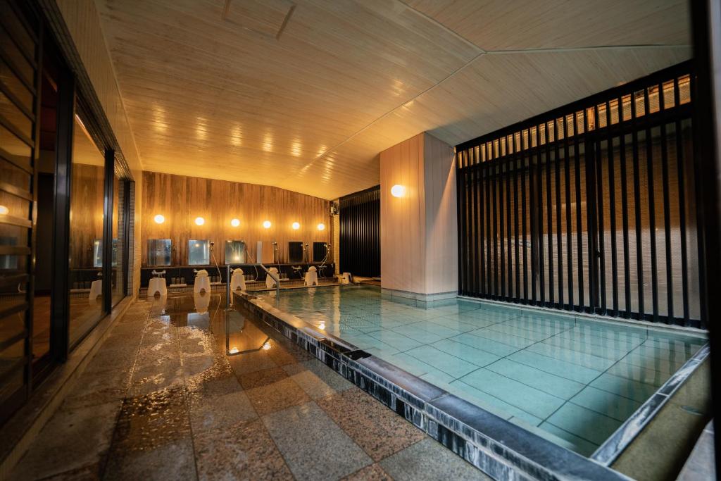 - une piscine dans un bâtiment avec des chaises dans l'établissement Sakahijiri Nikko, à Nikkō