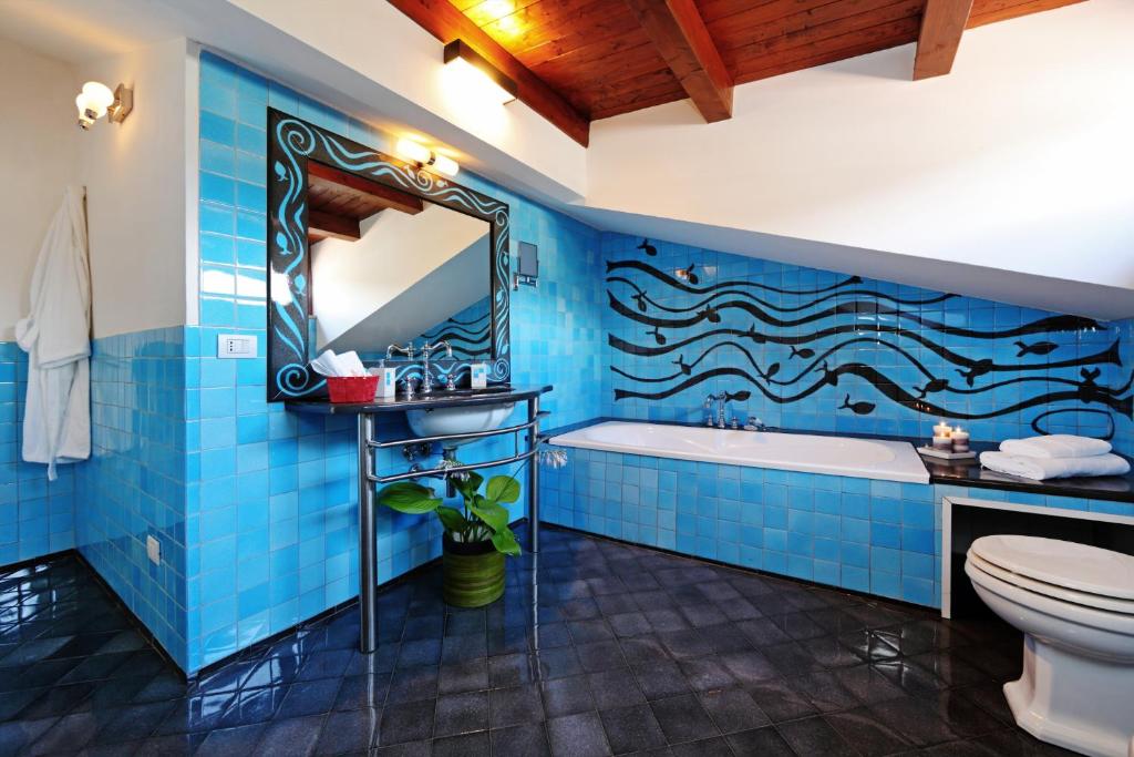 La salle de bains bleue est pourvue d'une baignoire et de toilettes. dans l'établissement Riviera Ionica, à Santa Teresa di Riva