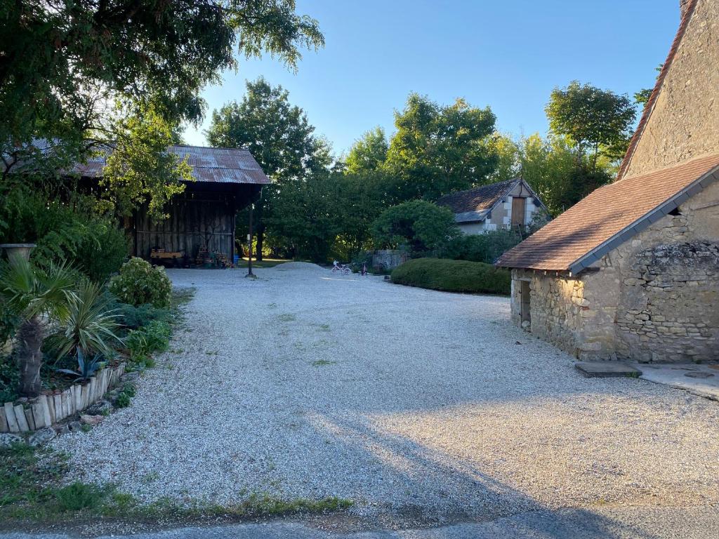 une allée de gravier devant un bâtiment dans l'établissement Gîte de charme "Tellement Bien" proche zoo de Beauval et châteaux de la Loire, à Génillé