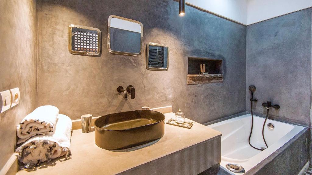 une salle de bain avec un lavabo et une baignoire dans l'établissement RIAD 48 & SPA, à Marrakech