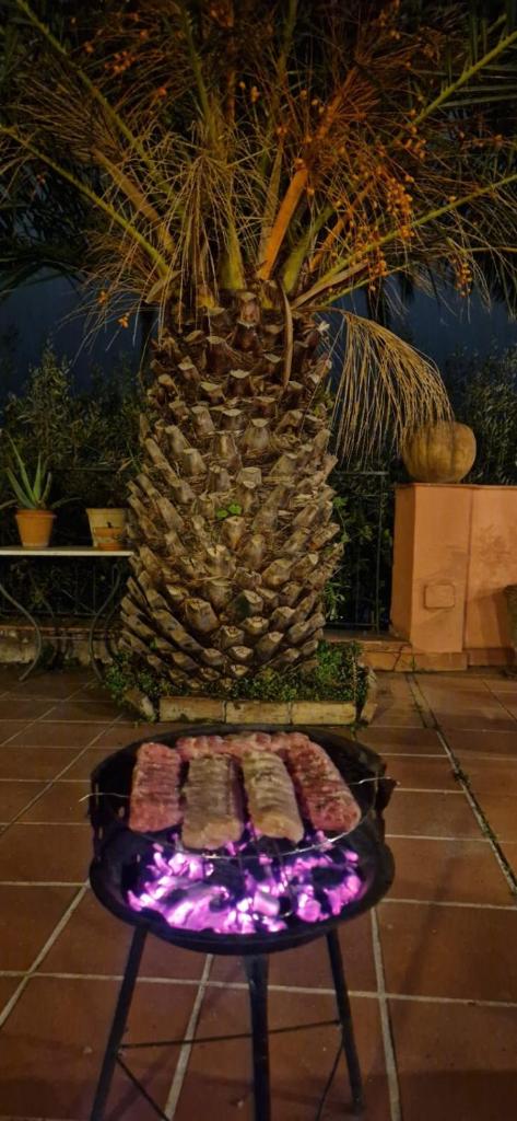 une table avec de la nourriture dessus avec un ananas dans l'établissement villa favoloso, à Taormine