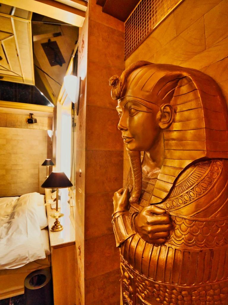 une statue d'une femme debout dans une pièce dans l'établissement SKY JZauruss バズるホテル ,Dinosaur Love Hotel, à Beppu