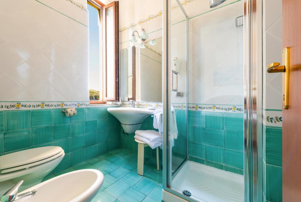 une salle de bain avec un lavabo et une douche dans l'établissement Hotel Sporting, à Vico Equense