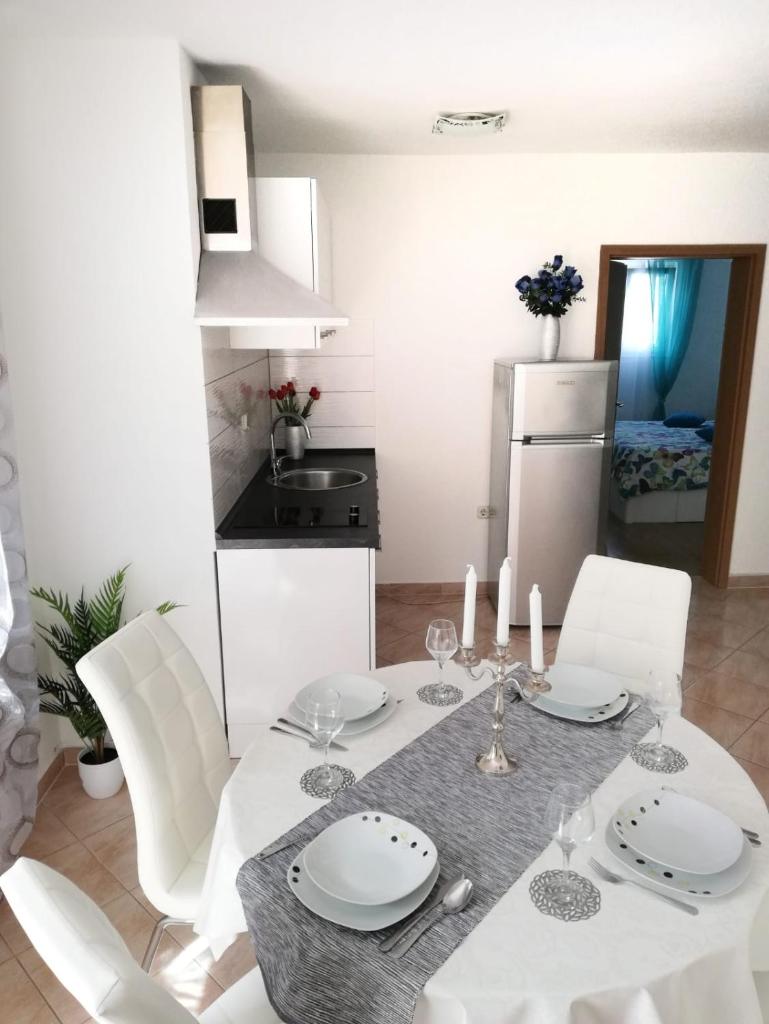 Apartment Toni - Private Parking, Steps to the Beach 4