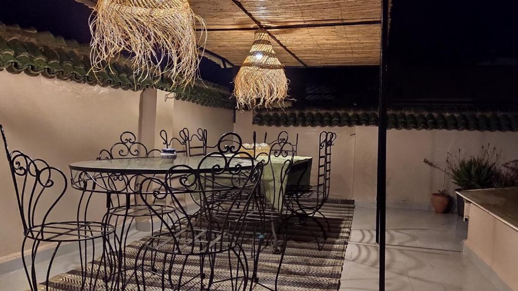 une salle à manger avec une table et des chaises et un plafond dans l'établissement Riad Dar Alma Fes, à Fès