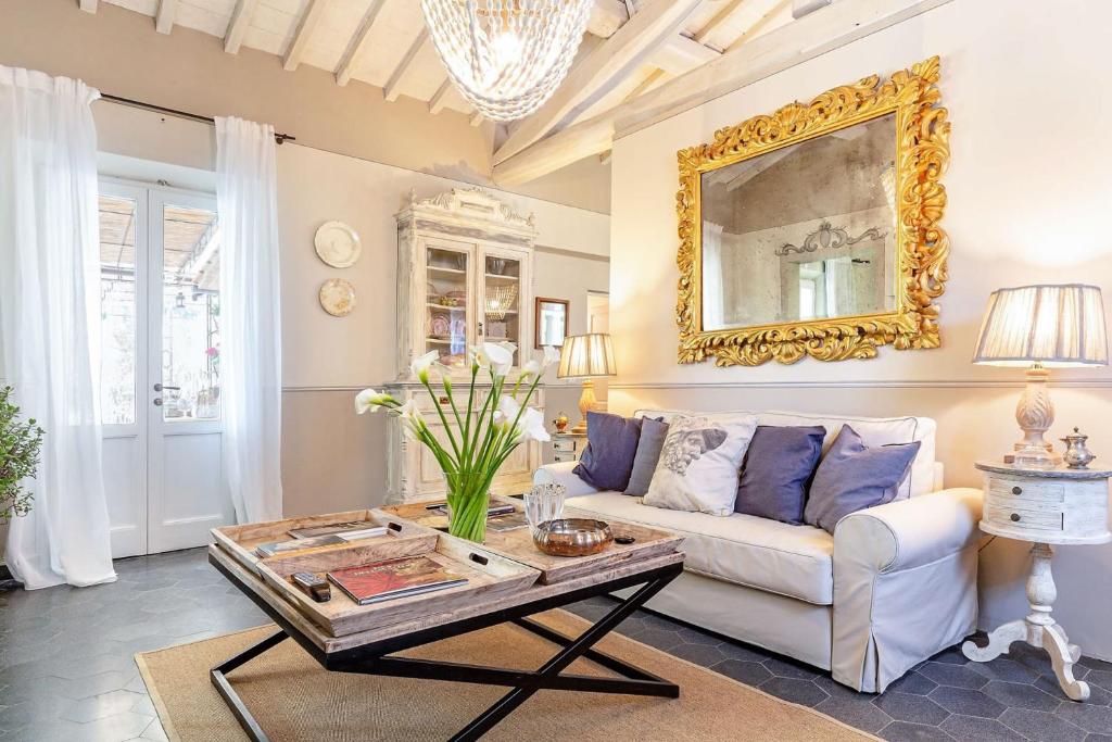 un salon avec un canapé et une table dans l'établissement Cottage Nanni, Romantic and Luxury with Pool, à Pescia 47 autres photos