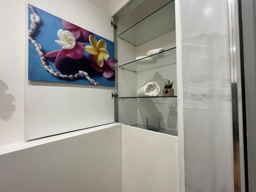 un dressing blanc avec un tableau au mur dans l'établissement Horizon Suites, à Cefalù