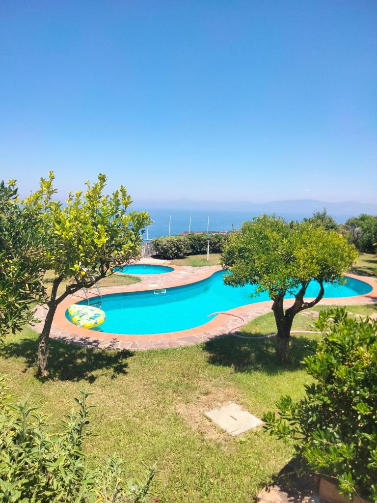 une vue aérienne d'une piscine avec l'océan en arrière-plan dans l'établissement Casa Morello, à Zambrone