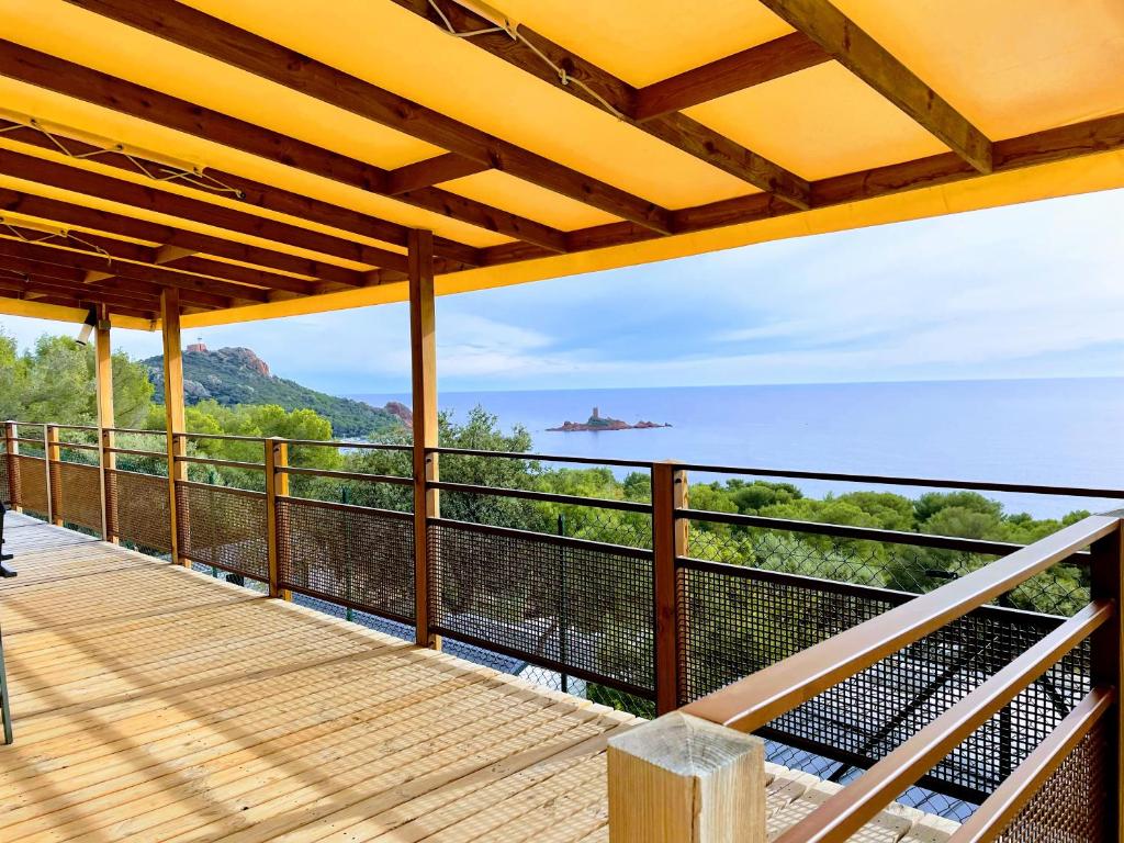 un balcon avec vue sur un navire au loin dans l'établissement Blue Horizon, à Saint-Raphaël
