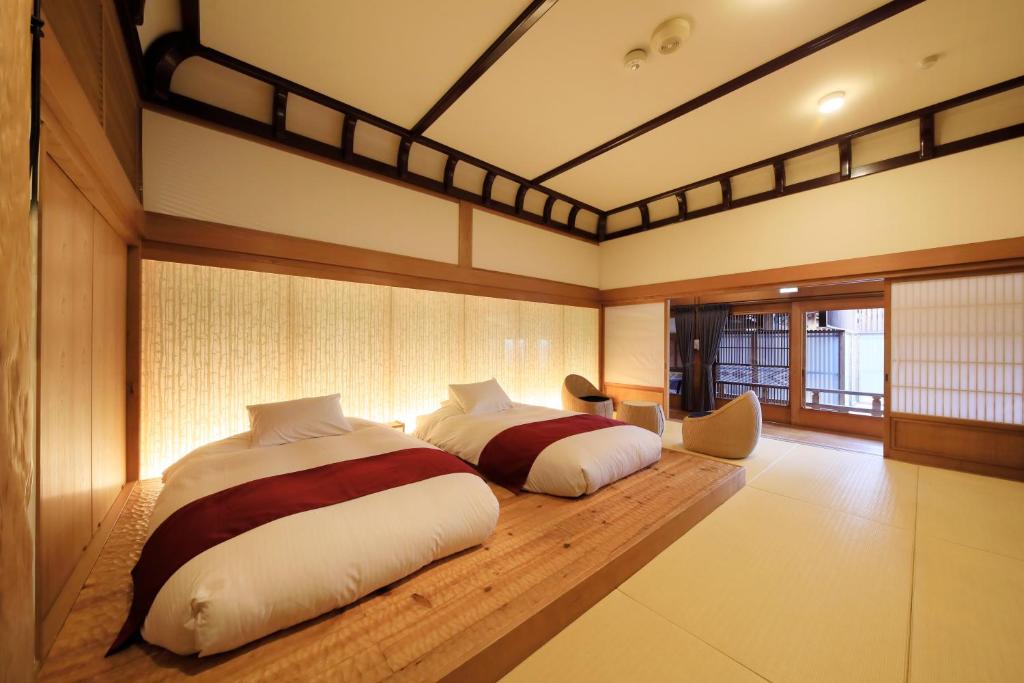 une chambre avec deux lits dans une pièce dans l'établissement Fuji Onsenji Yumedono, à Fujikawaguchiko