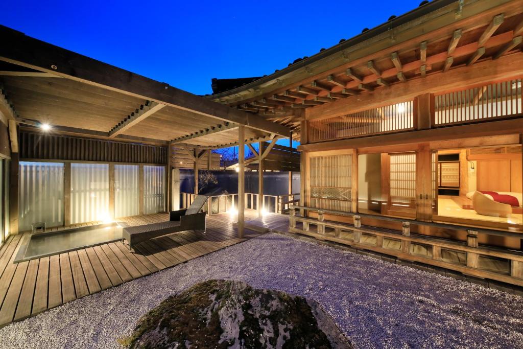 - une vue sur l'extérieur d'une maison avec une terrasse dans l'établissement Fuji Onsenji Yumedono, à Fujikawaguchiko