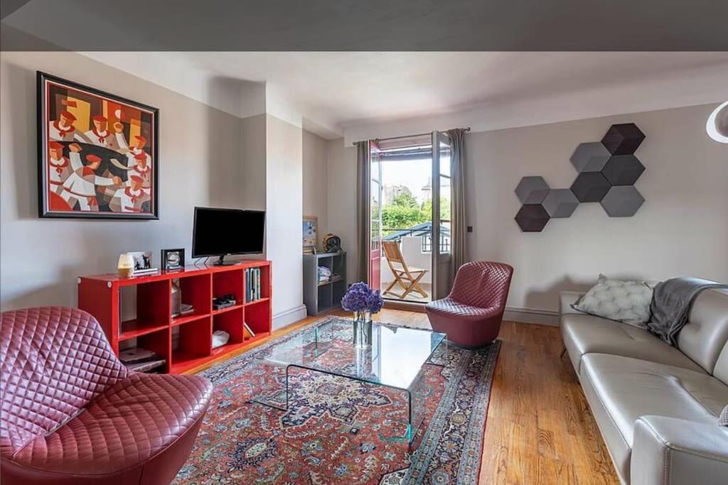 Exceptionnel 3 pièces art déco en dernier étage avec garage privé centre Biarritz