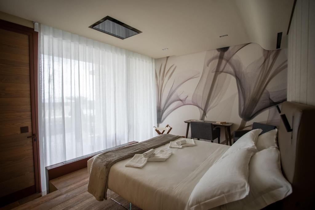 une chambre avec un lit avec une fresque florale sur le mur dans l'établissement Cambiocavallo Resort, à Zimmardo