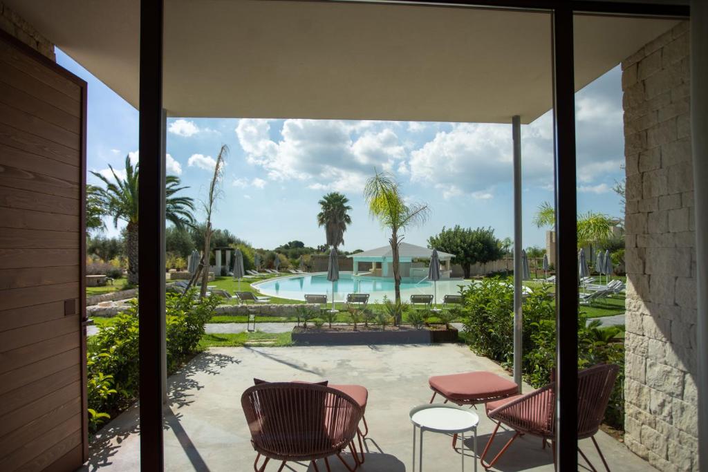 - une vue sur la piscine depuis la terrasse d'une maison dans l'établissement Cambiocavallo Resort, à Zimmardo