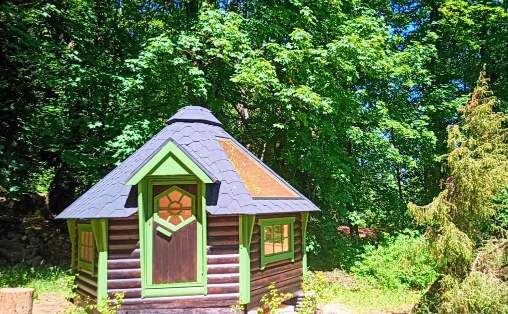 une petite cabane en rondins avec un toit dans l'établissement Gîtes insolites proche Nancy, à Marbache 36 autres photos