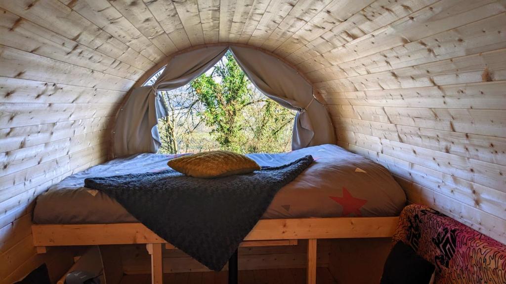 un lit dans une petite pièce avec une fenêtre dans l'établissement Gîte de groupe nature proche Nancy, à Marbache