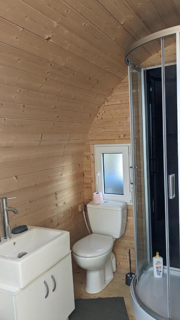 une salle de bain avec toilettes, lavabo et baignoire dans l'établissement Gîte de groupe nature proche Nancy, à Marbache