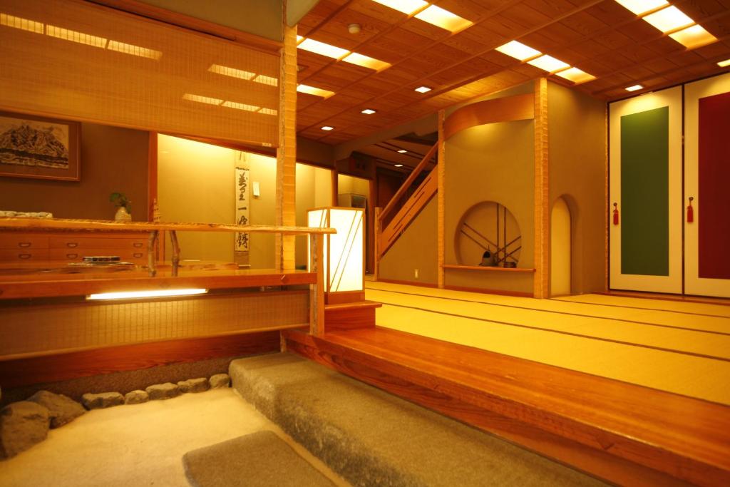 une chambre vide avec un escalier et une chambre avec dans l'établissement Sennennoyu Koman, à Toyooka