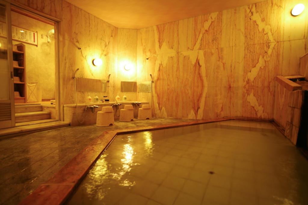 - une salle de bains vide avec une piscine à l'étage dans l'établissement Sennennoyu Koman, à Toyooka