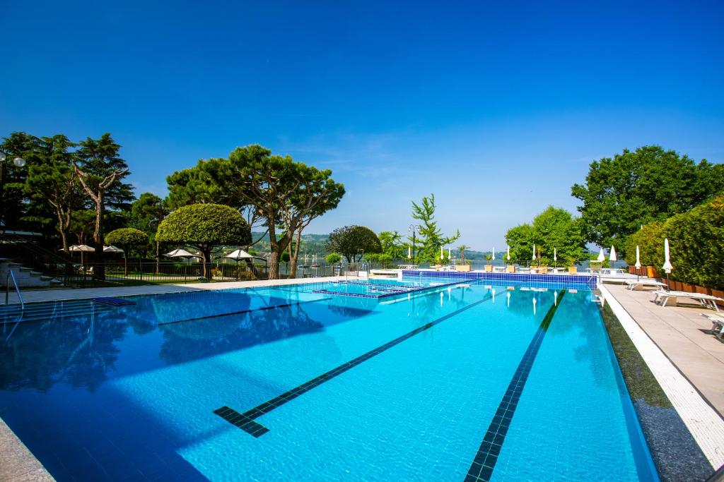une grande piscine avec de l'eau bleue dans l'établissement Hotel Marina, à Viverone