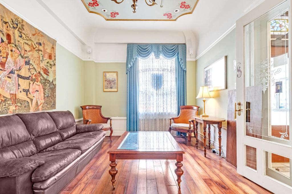 Cornell Hotel de France Image