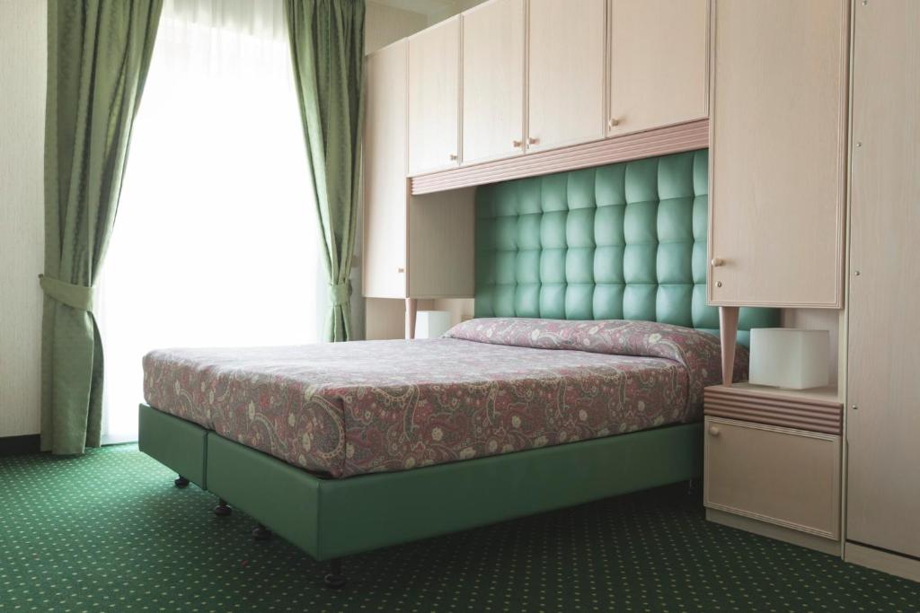 - une chambre avec un lit doté d'une tête de lit verte dans l'établissement Hotel Cambridge, à Lido di Jesolo 51 autres photos
