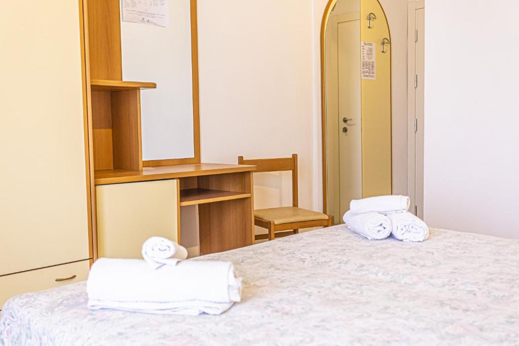 une chambre avec un lit avec des serviettes dessus dans l'établissement Hotel Continental, à Bellaria-Igea Marina