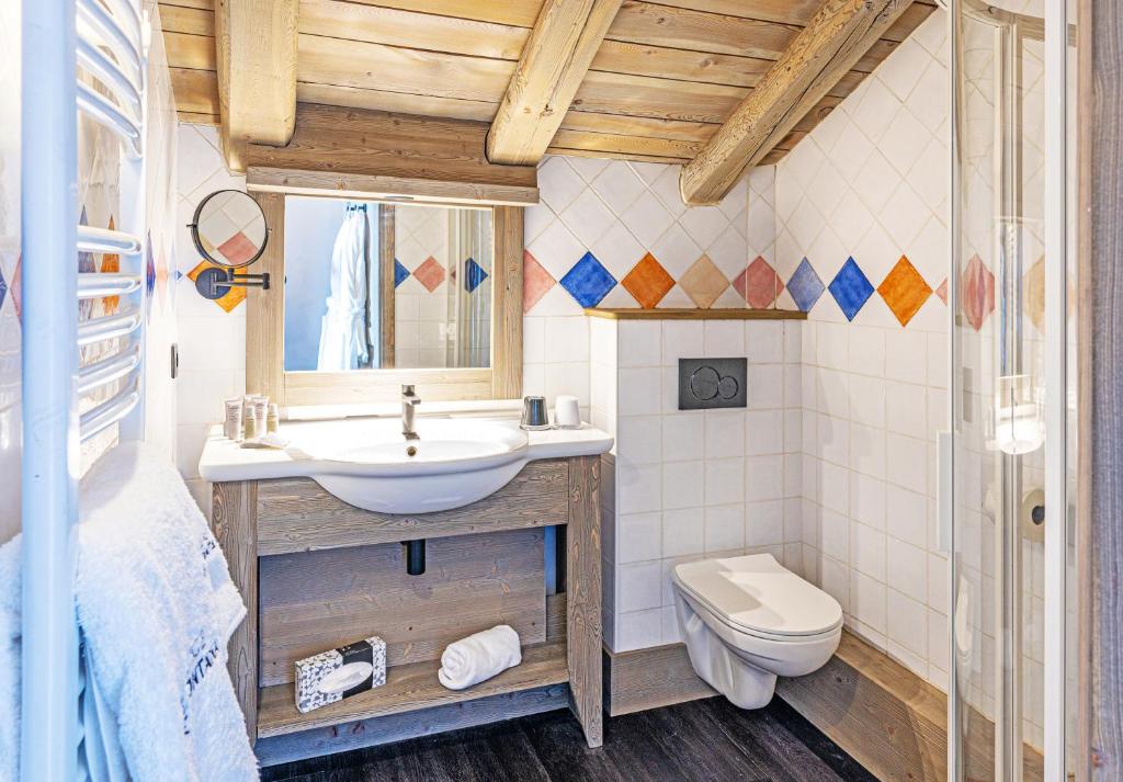 une salle de bain avec un lavabo et des toilettes dans l'établissement Hôtel L'Aigle du Montana by Les Etincelles, à Tignes