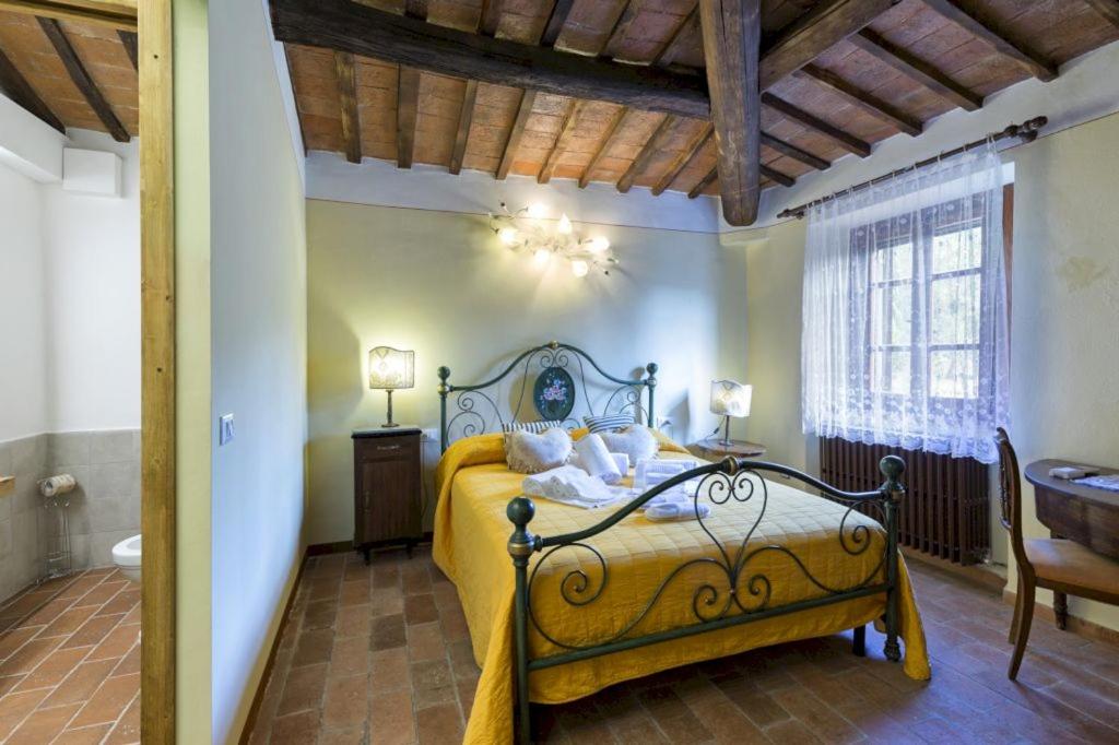 - une chambre avec un lit jaune dans l'établissement La Poventa, à Cortone 16 autres photos