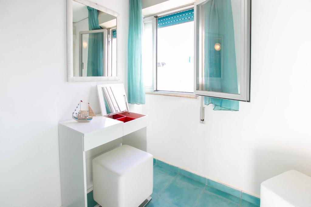 une salle de bain avec toilettes et fenêtre dans l'établissement Hotel Nuovo Giardino, à Rimini