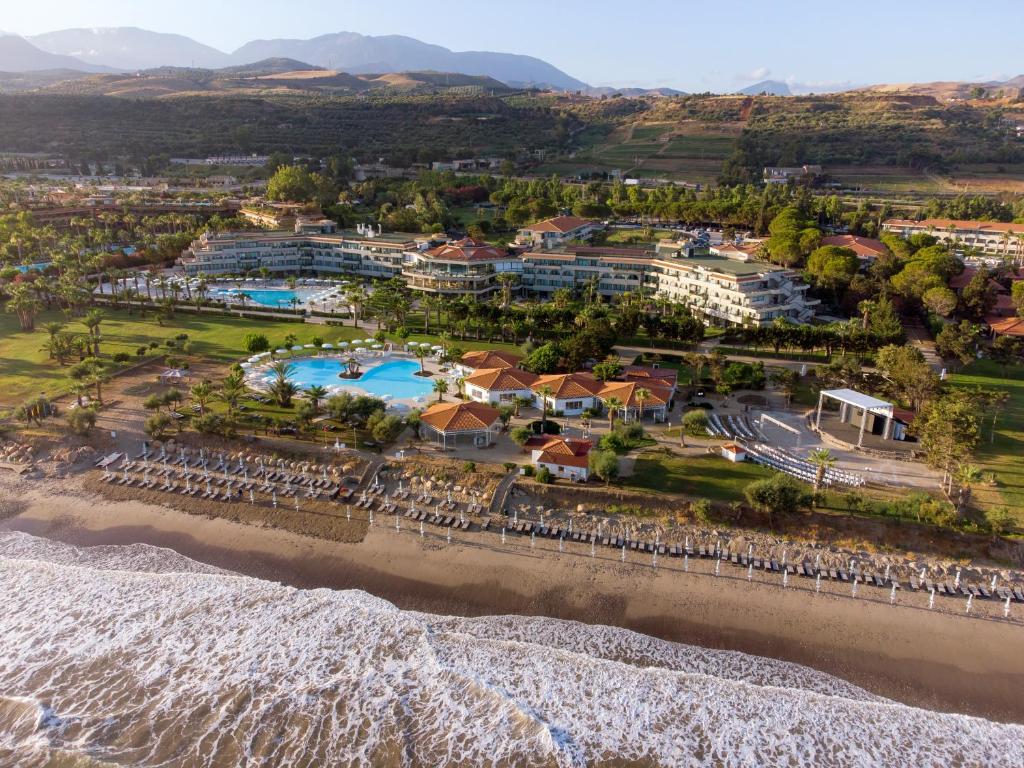 une vue aérienne du complexe et de la plage dans l'établissement The Signature Level at Grand Palladium Sicilia Resort & Spa, à Campofelice di Roccella 65 autres photos