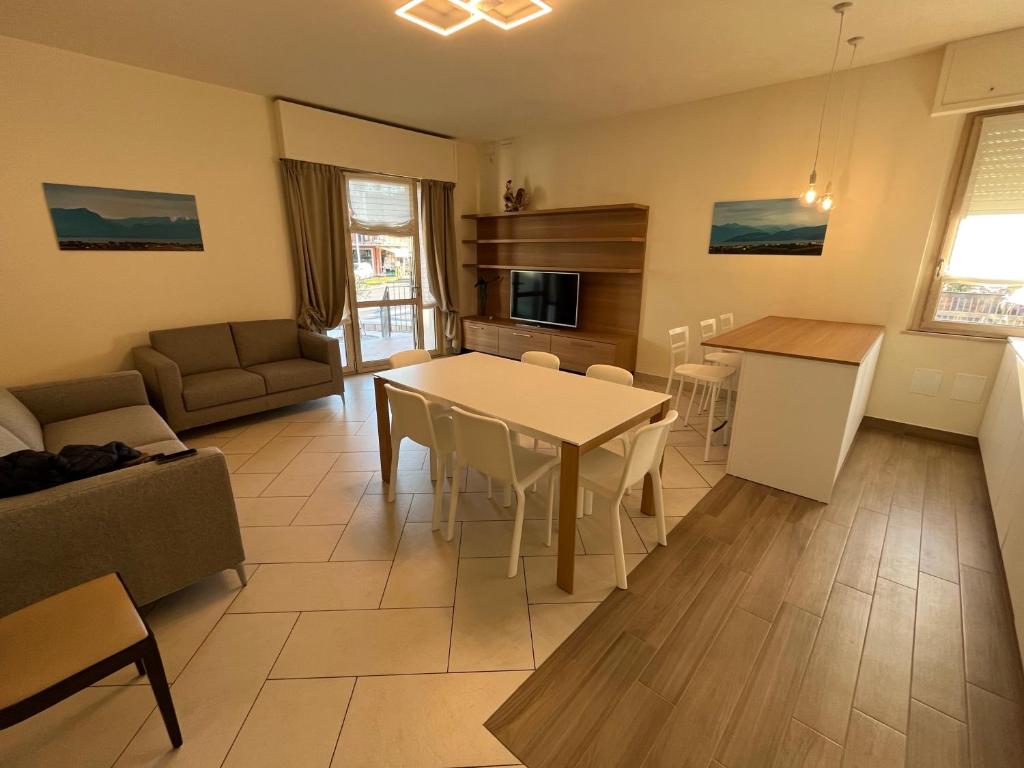 une cuisine et un salon avec une table et un canapé dans l'établissement CASA DANZI, à Peschiera del Garda