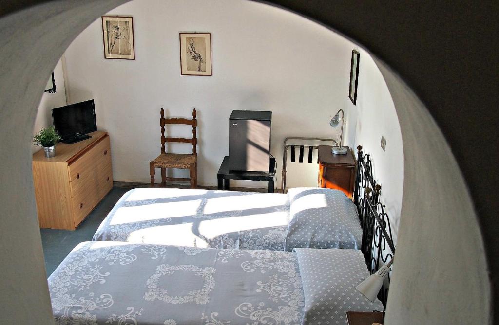 une chambre avec deux lits, une table et une chaise dans l'établissement Hotel Villa Furia, à Bellaria-Igea Marina