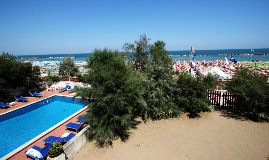 - une vue sur la piscine et la plage dans l'établissement Hotel Villa Furia, à Bellaria-Igea Marina