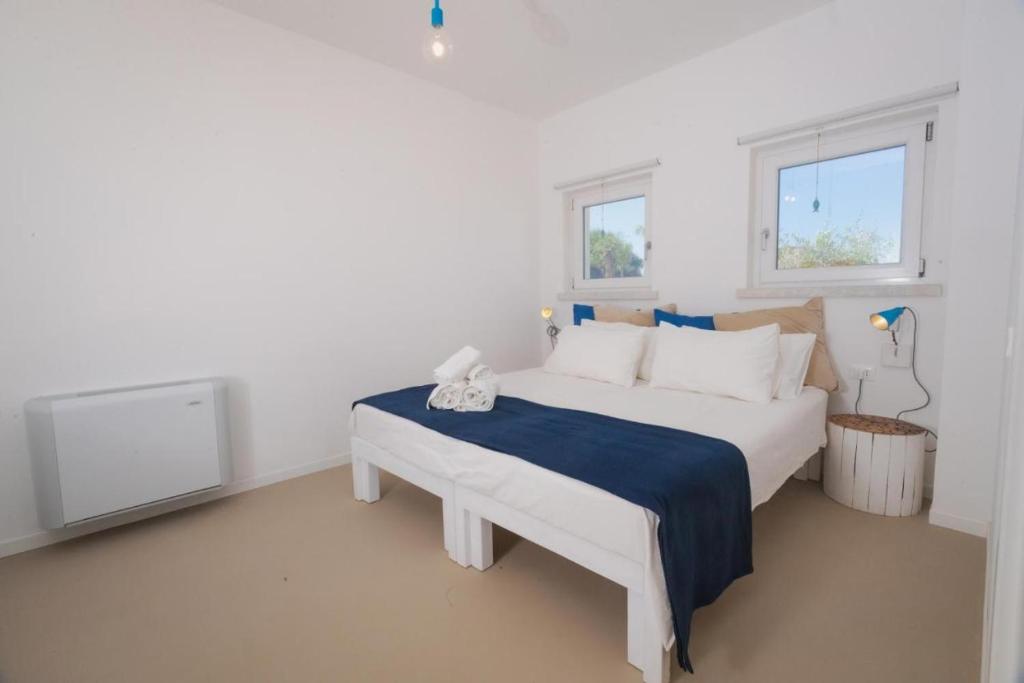 - une chambre blanche avec un grand lit et une télévision dans l'établissement Villa Delia, à Mazara del Vallo 102 autres photos