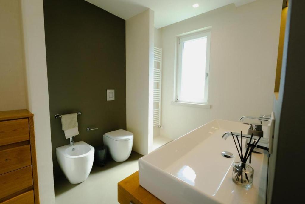 une salle de bain avec une baignoire blanche et des toilettes dans l'établissement Villa Delia, à Mazara del Vallo