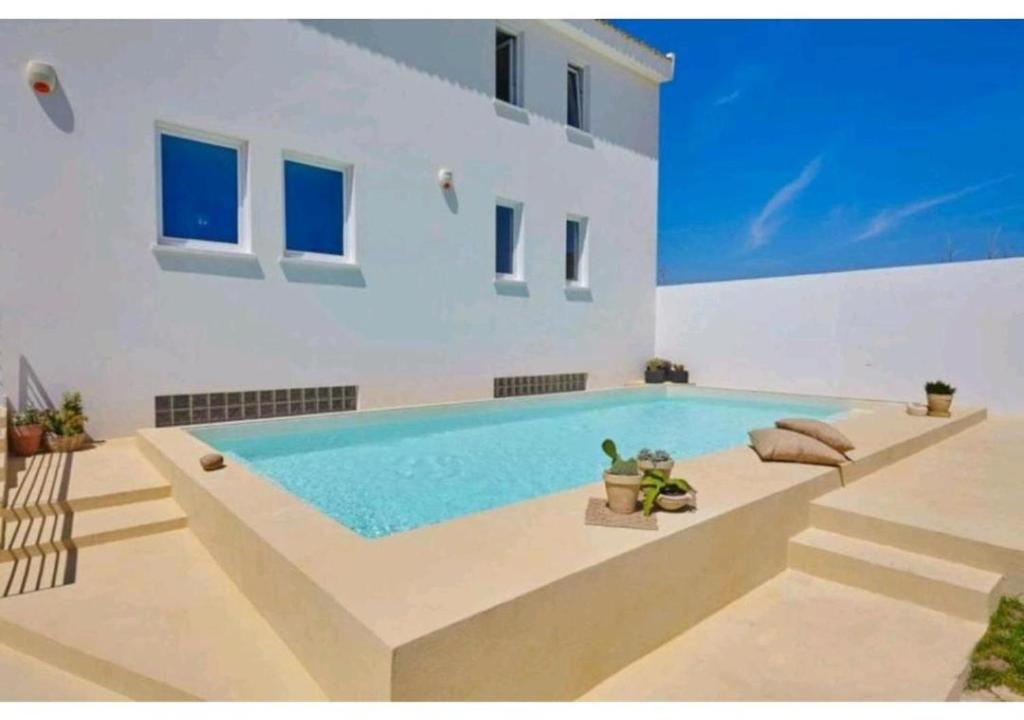 une piscine dans l'arrière-cour d'une maison dans l'établissement Villa Delia, à Mazara del Vallo