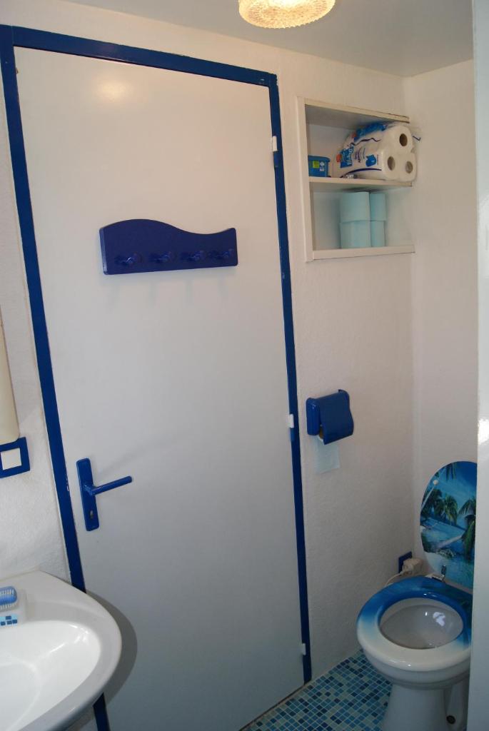 une salle de bain avec toilettes et lavabo dans l'établissement Maison flottante sur la seille, à Cuisery