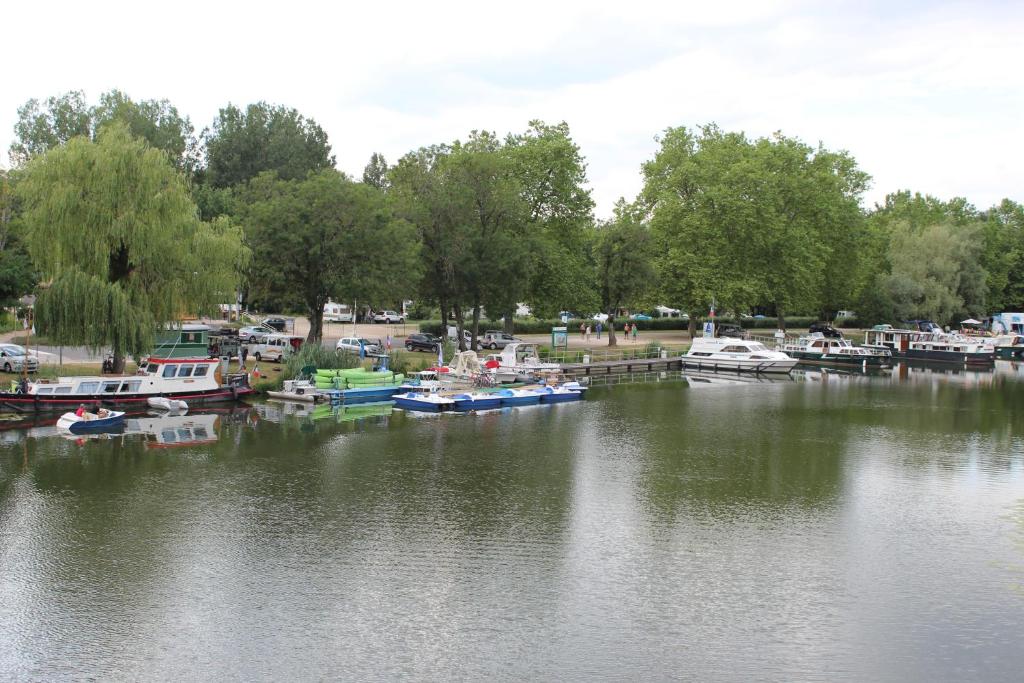 un groupe de bateaux est amarré dans un port de plaisance dans l'établissement Maison flottante sur la seille, à Cuisery