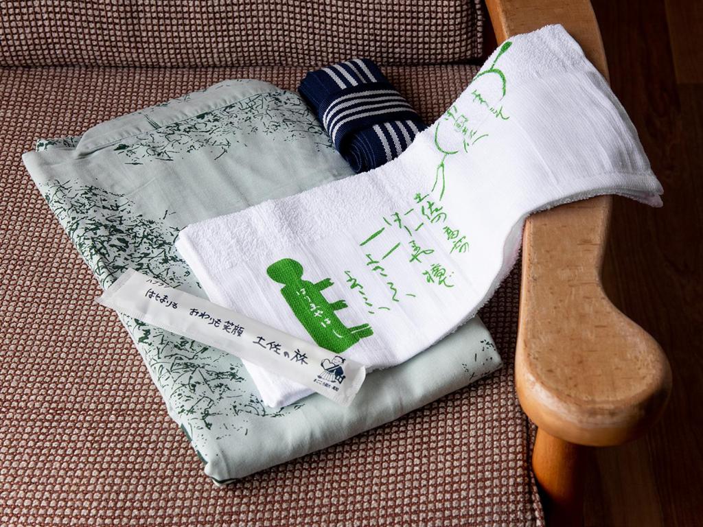 une serviette avec un panneau de christmas sur celle-ci, à côté d'une cuillère en bois dans l'établissement Misaki Kanko Hotel, à Muroto