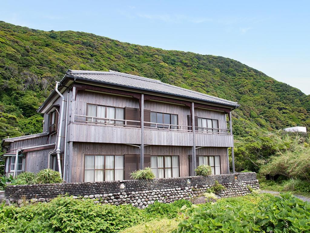 une vieille maison sur le flanc d'une montagne dans l'établissement Misaki Kanko Hotel, à Muroto