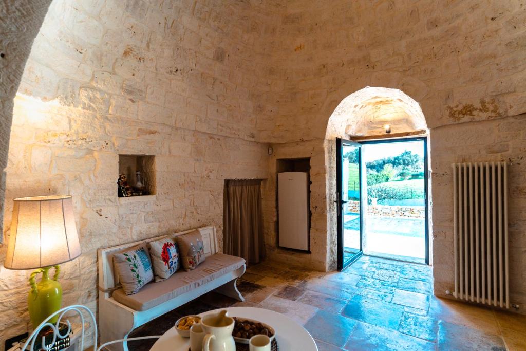 un salon avec un canapé et une table dans l'établissement WePuglia - Trullo Meraviglioso, à Martina Franca