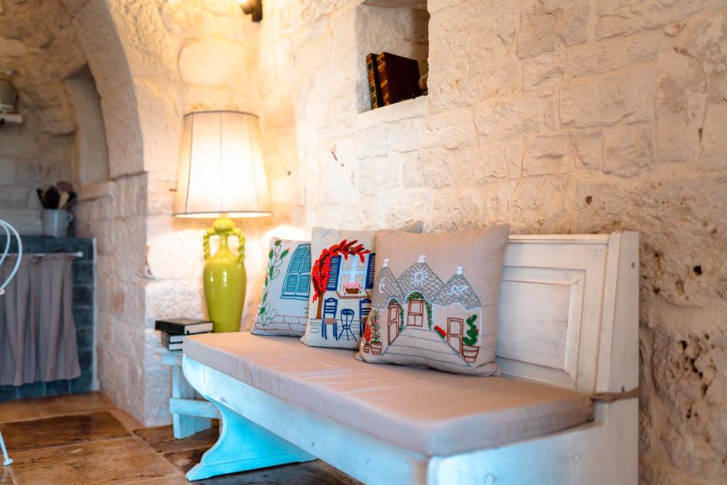 Cette chambre dispose d'un banc avec des oreillers. dans l'établissement WePuglia - Trullo Meraviglioso, à Martina Franca 55 autres photos