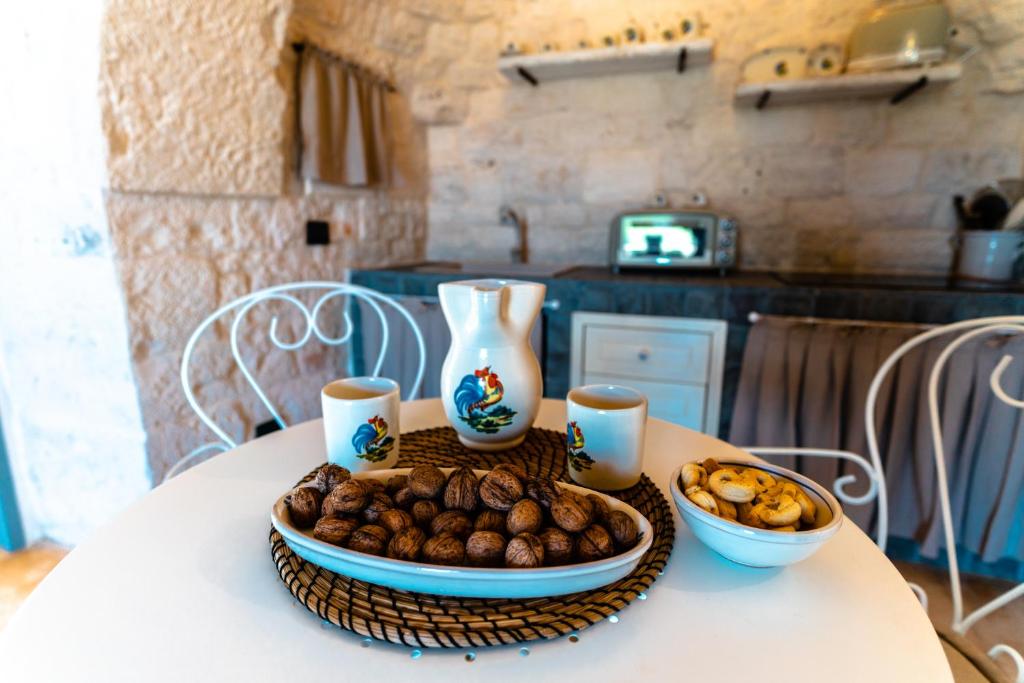 une assiette de nourriture sur une table avec un bol de nourriture dans l'établissement WePuglia - Trullo Meraviglioso, à Martina Franca