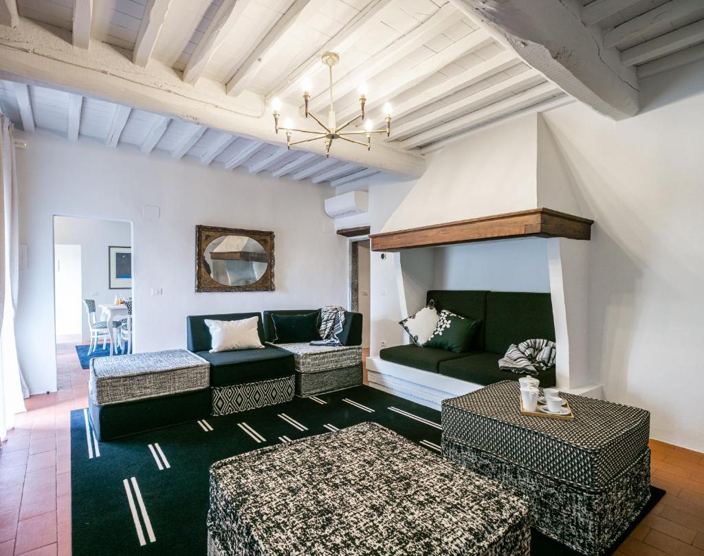 un salon avec un canapé et une table dans l'établissement Casa all'Erta, villa with private pool, à Gaiole in Chianti