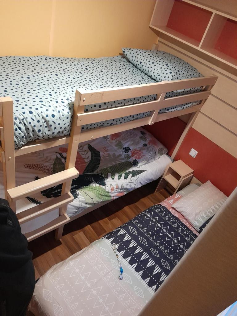 - une chambre avec deux lits superposés et un lit dans l'établissement location mobil-home le parc des roches, à Saint-Chéron 15 autres photos