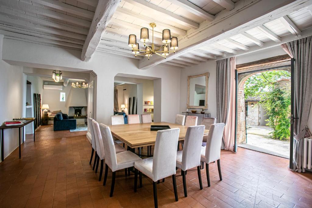 une salle à manger avec une table et des chaises dans l'établissement Casa all'Erta, villa with private pool, à Gaiole in Chianti