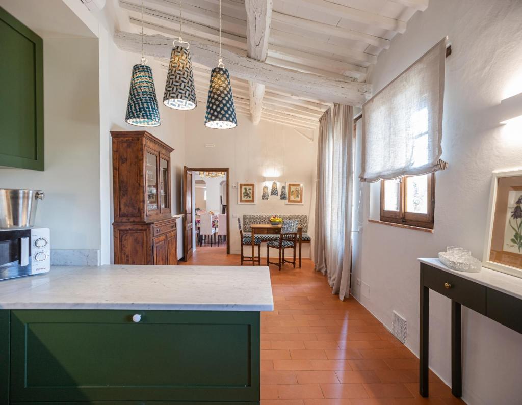 - une cuisine avec un îlot vert dans la chambre dans l'établissement Casa all'Erta, villa with private pool, à Gaiole in Chianti